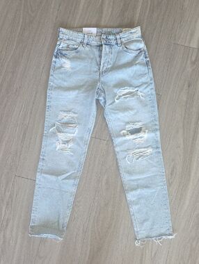 NWT H&M Boyfriend Low Rise Jeans. Size 2. Light Wash.